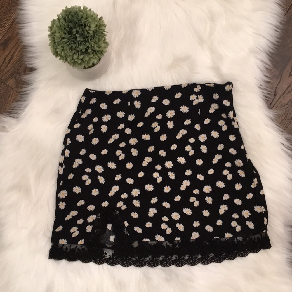 🌼Forever 21🌼 Cute Black Floral Skirt with Slit